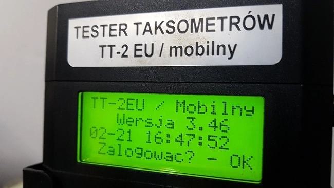 Zdjęcie przedstawia Tester taksometrów TT-2 EU mobilny przeznaczony do przeprowadzania szybkich i precyzyjnych testów taksometrów w trakcie legalizacji ponownej na stanowisku oraz pojeździe po montażu przez nasz serwis